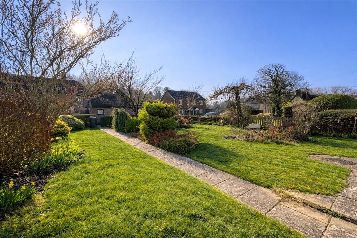 2 bedroom cottage, Winchester Street, Leckford SO20 - Available