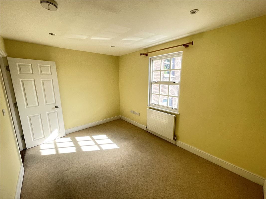 2 bedroom flat, St Cross Road, Winchester SO23 - Available