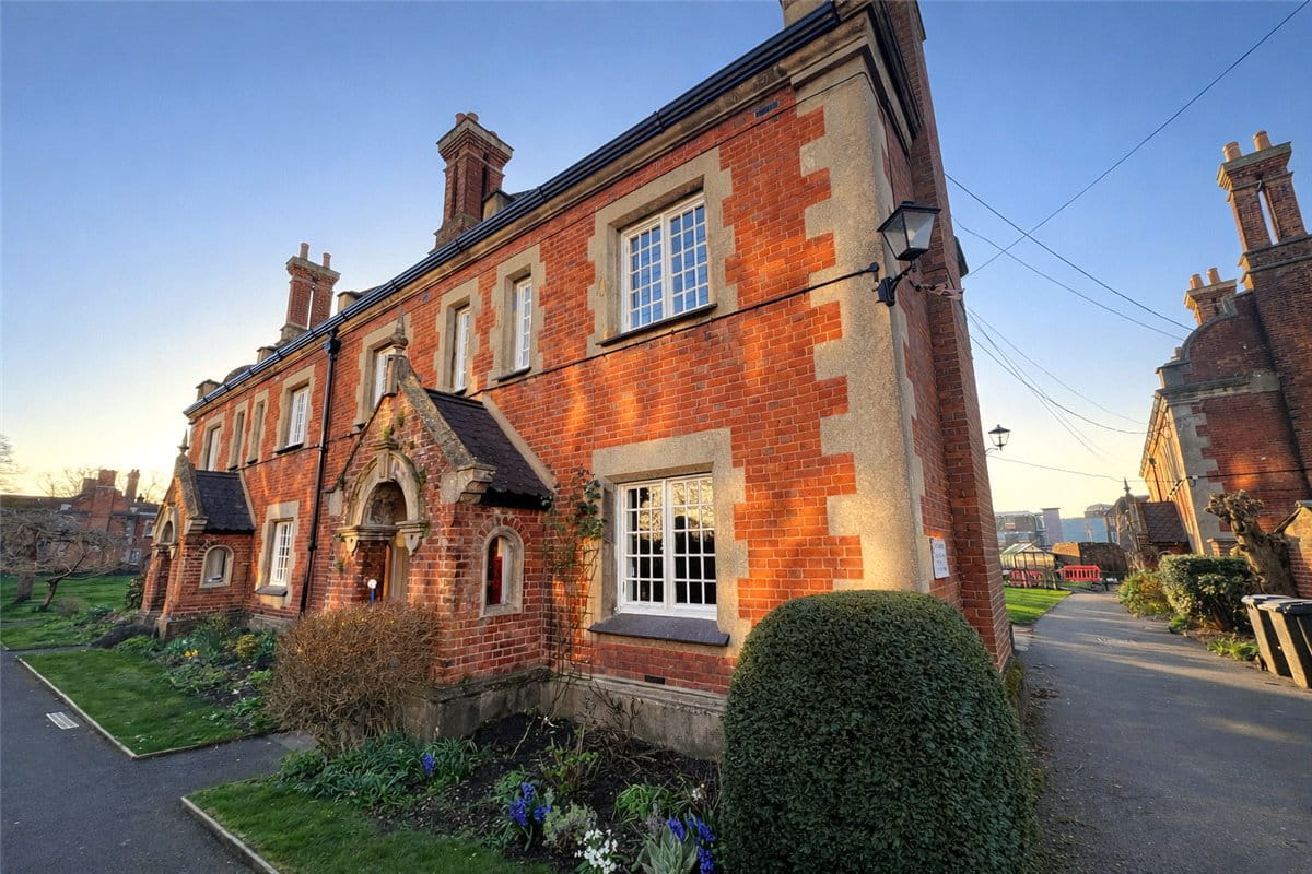 2 bedroom house, St. Johns North, High Street SO23 - Available