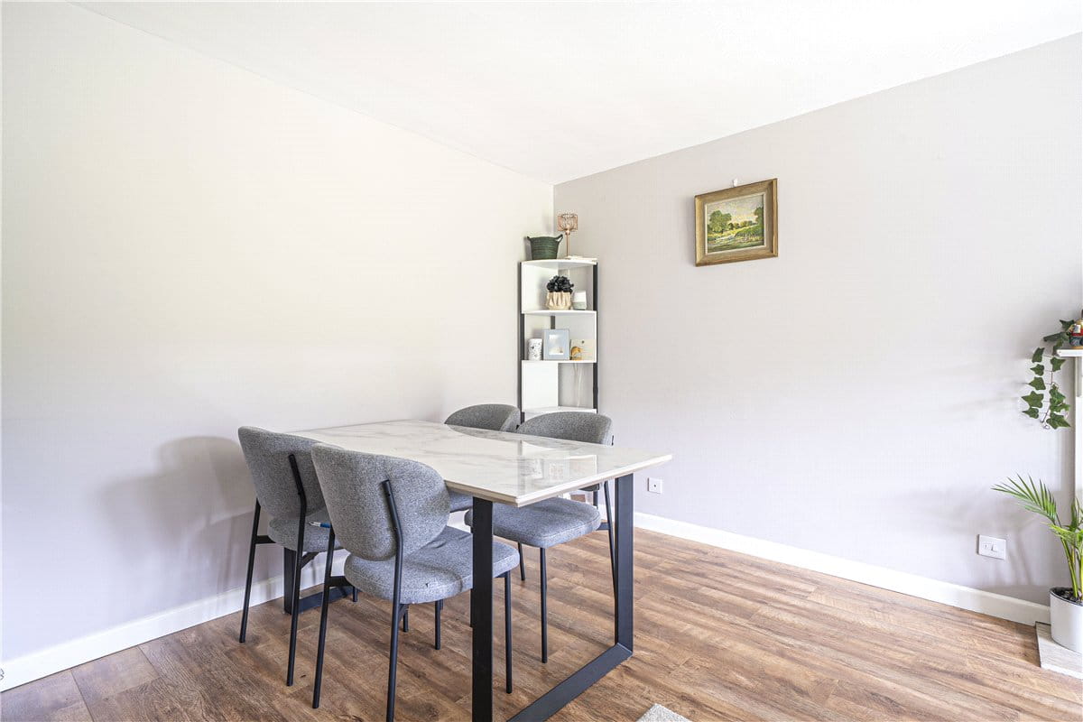 2 bedroom flat, Dawn Gardens, Winchester SO22 - Available