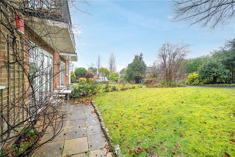 2 bedroom flat, Dawn Gardens, Winchester SO22 - Available