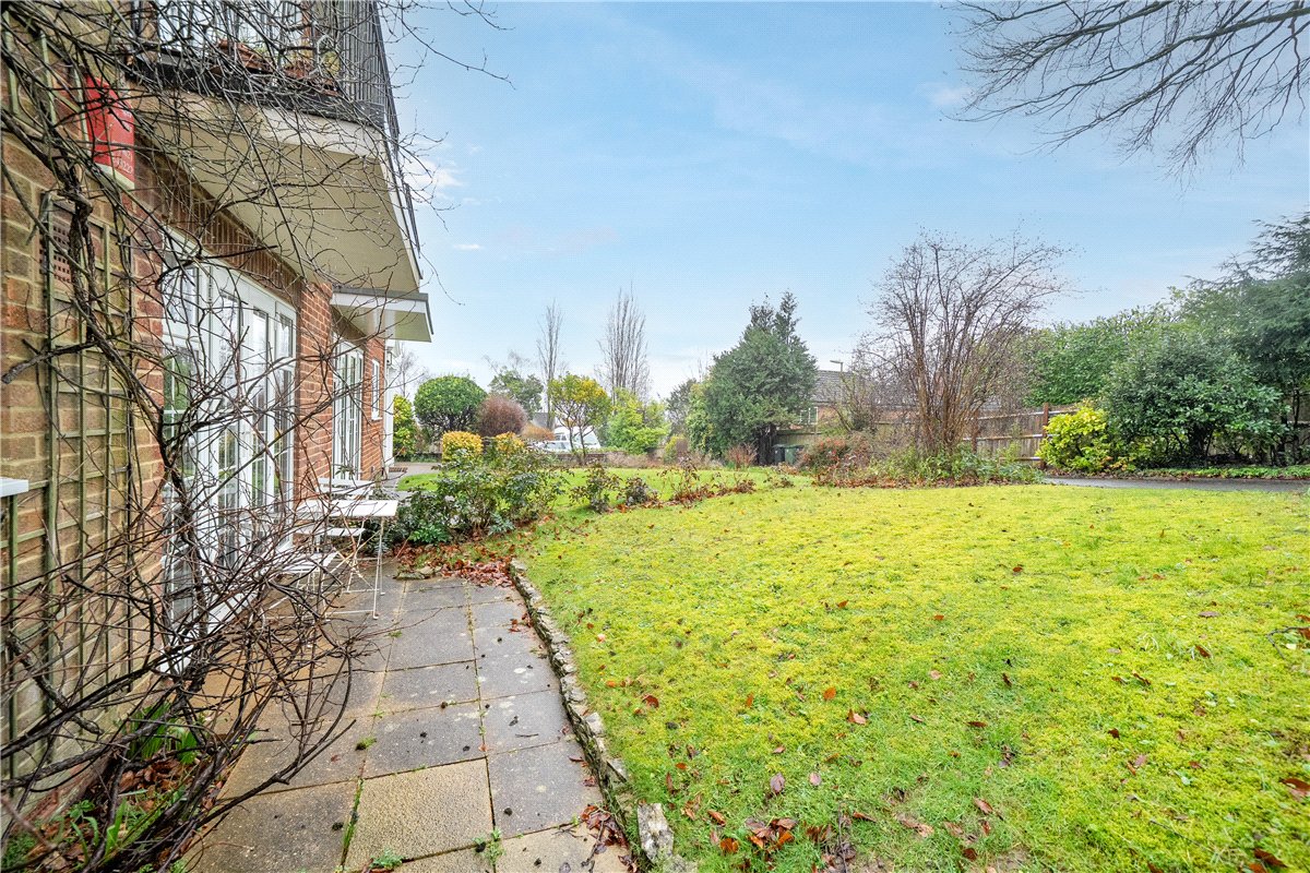 2 bedroom flat, Dawn Gardens, Winchester SO22 - Available
