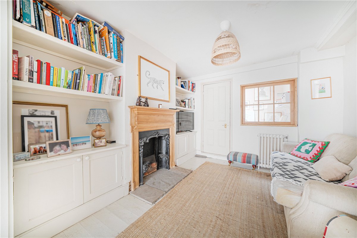 5 bedroom house, East Street, Hambledon PO7 - Available