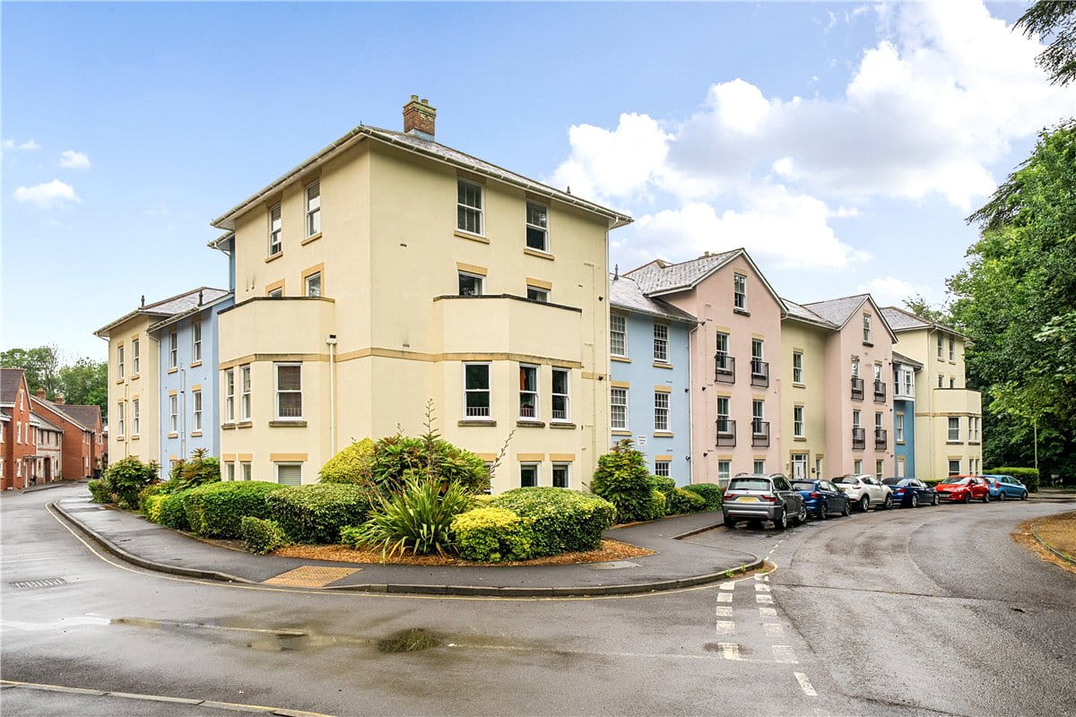 2 bedroom flat, Winton Close, Winchester SO22 - Sold STC