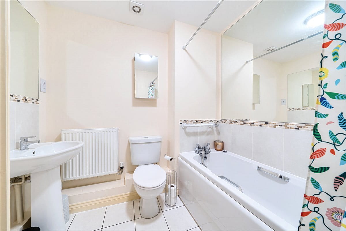 2 bedroom flat, Winton Close, Winchester SO22 - Sold STC