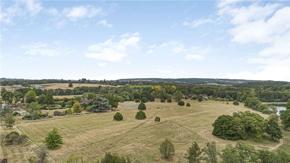 3 bedroom flat, Burton Park, Duncton GU28 - Available