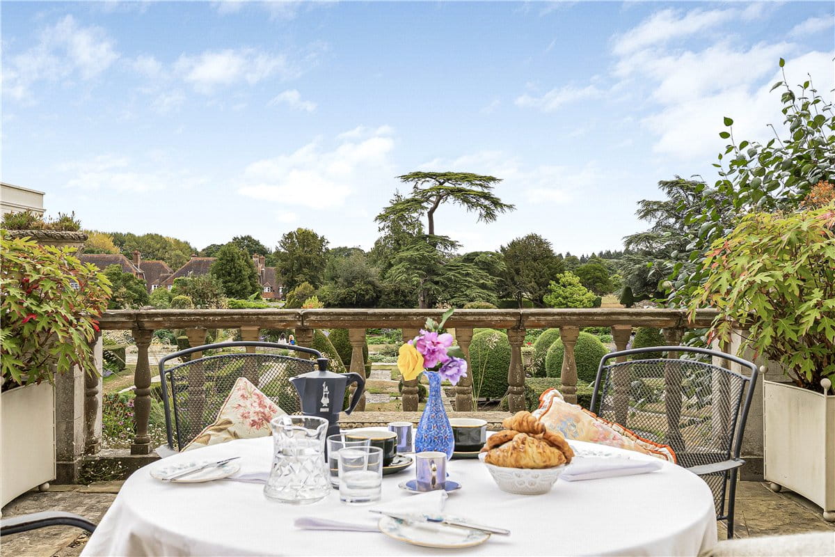 3 bedroom flat, Burton Park, Duncton GU28 - Available