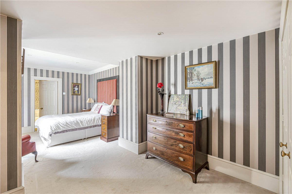 3 bedroom flat, Burton Park, Duncton GU28 - Available