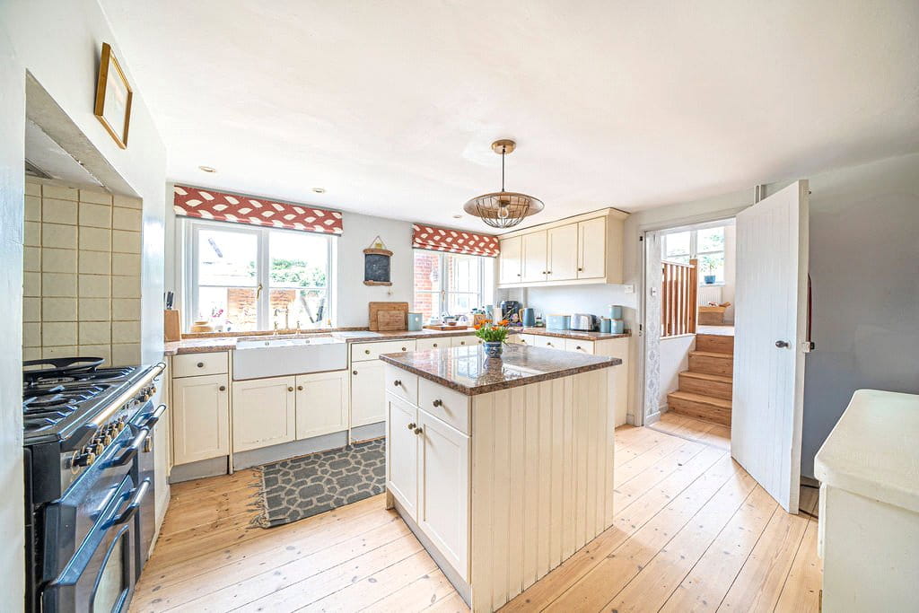 6 bedroom house, Hurstbourne Priors, Whitchurch RG28 - Available