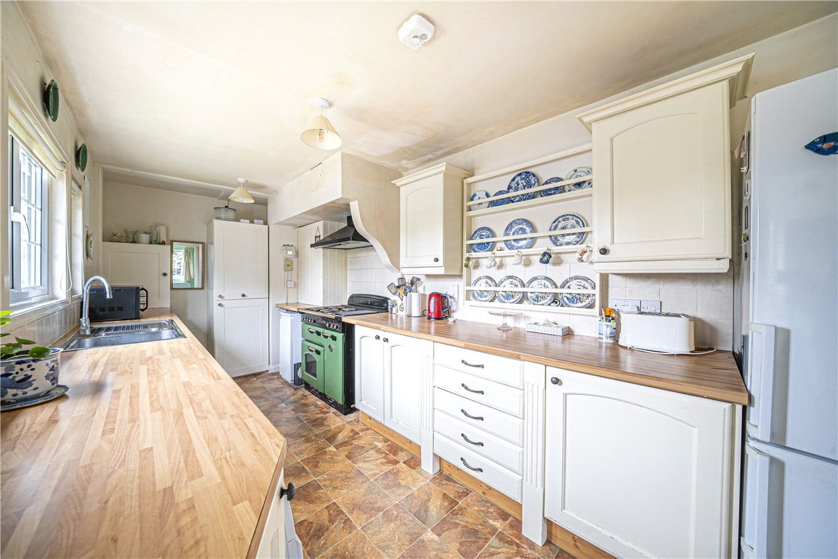 3 bedroom bungalow, Paddock Field, Chilbolton SO20 - Available