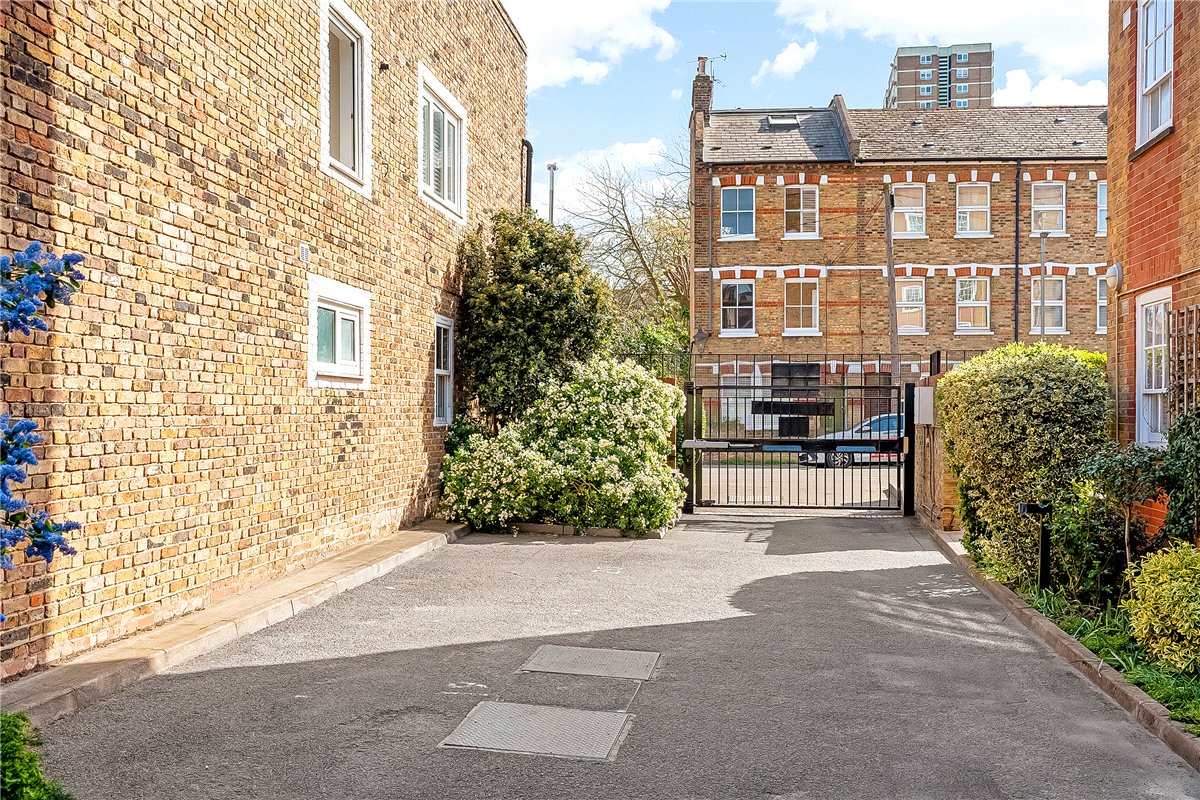 1 bedroom flat, Vicarage Crescent, London SW11 - Available