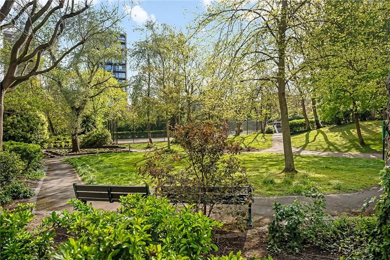 1 bedroom flat, Vicarage Crescent, London SW11 - Available