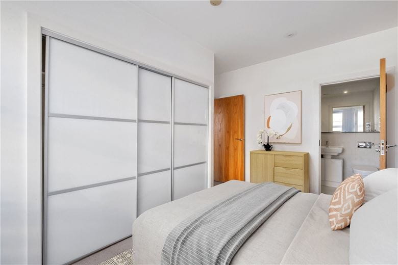 2 bedroom flat, Cornell Square, London SW8 - Available
