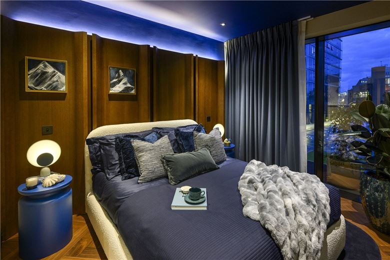 3 bedroom flat, London Dock, 9 Arrival Square E1W - Available