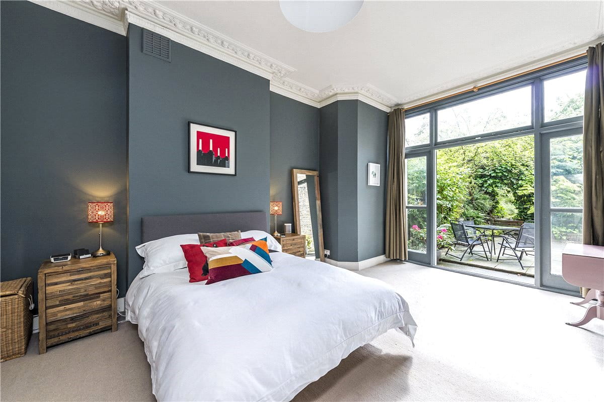 2 bedroom flat, Earlsfield Road, London SW18 - Sold STC
