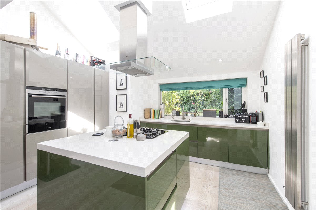 2 bedroom flat, Earlsfield Road, London SW18 - Sold STC