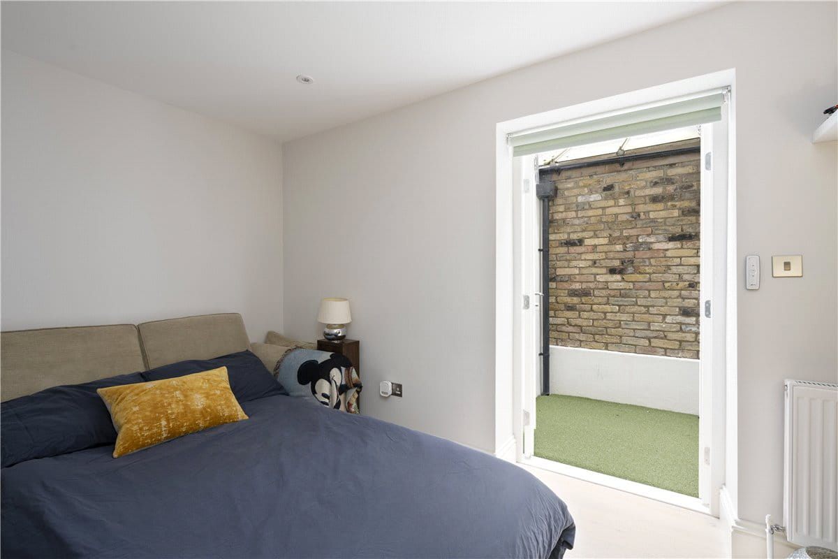 3 bedroom flat, Nightingale Triangle, Balham SW12 - Sold