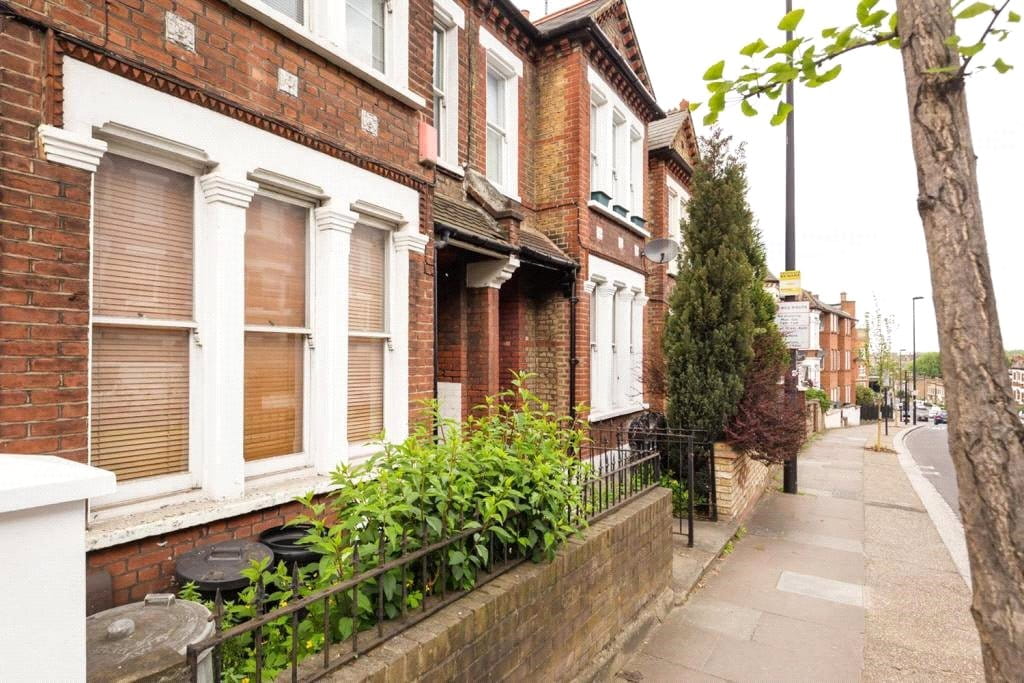 1 bedroom flat, Latchmere Road, Battersea SW11 - Sold STC