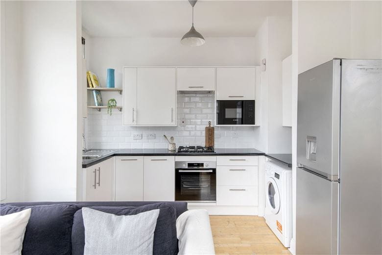 2 bedroom flat, Nottingham Road, London SW17 - Available