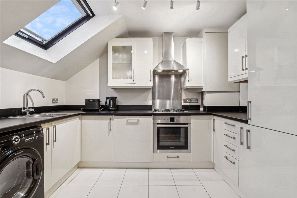 2 bedroom flat, Roma Court, St. James's Drive SW12 - Available
