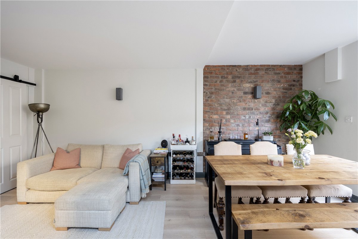 2 bedroom flat, Foxmore Street, London SW11 - Sold