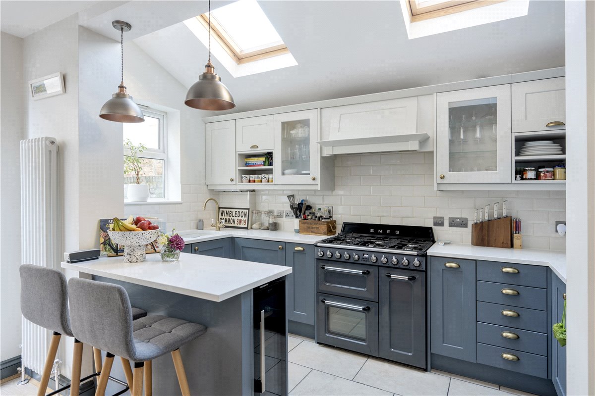 2 bedroom flat, Foxmore Street, London SW11 - Sold