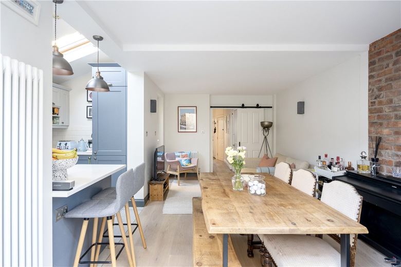 2 bedroom flat, Foxmore Street, London SW11 - Sold