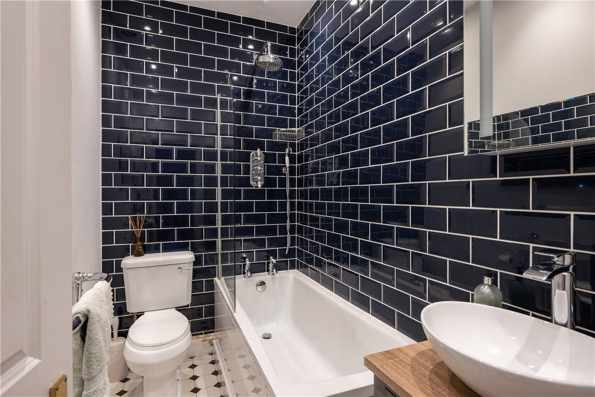 2 bedroom flat, Foxmore Street, London SW11 - Sold