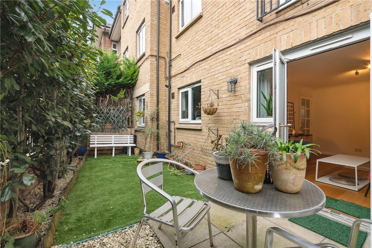 2 bedroom flat, St. James's Drive, London SW12 - Sold STC