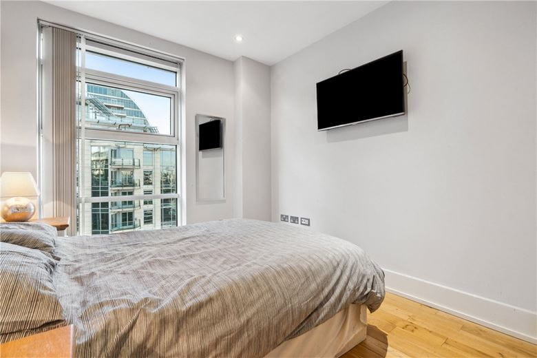 3 bedroom flat, Commodore House, Battersea Reach SW18 - Available