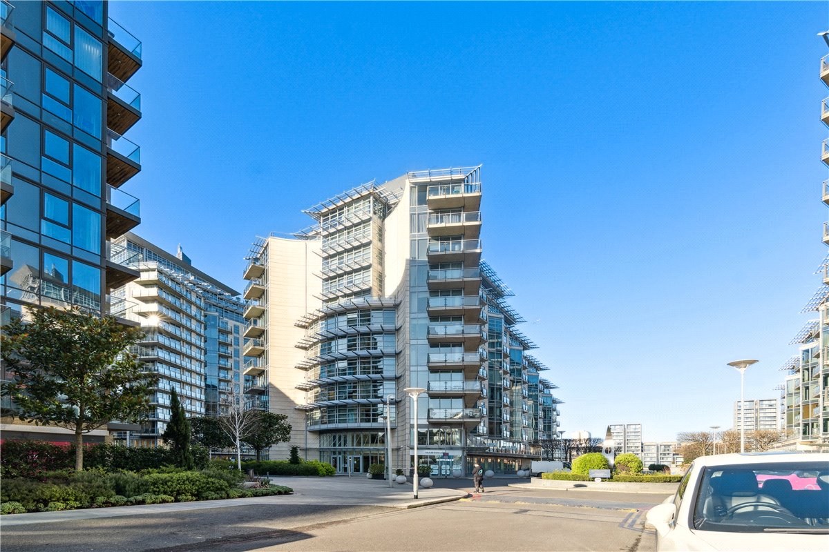 3 bedroom flat, Commodore House, Battersea Reach SW18 - Available