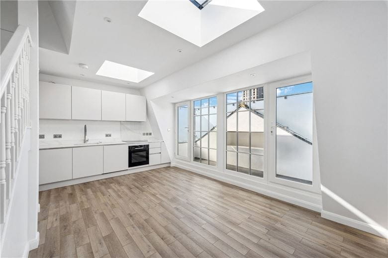 2 bedroom flat, Denton Street, London SW18 - Available
