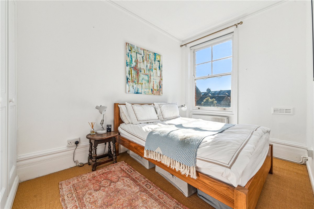 2 bedroom flat, Mayford Road, London SW12 - Sold