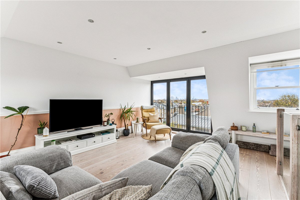 2 bedroom flat, Trinity Road, London SW17 - Available