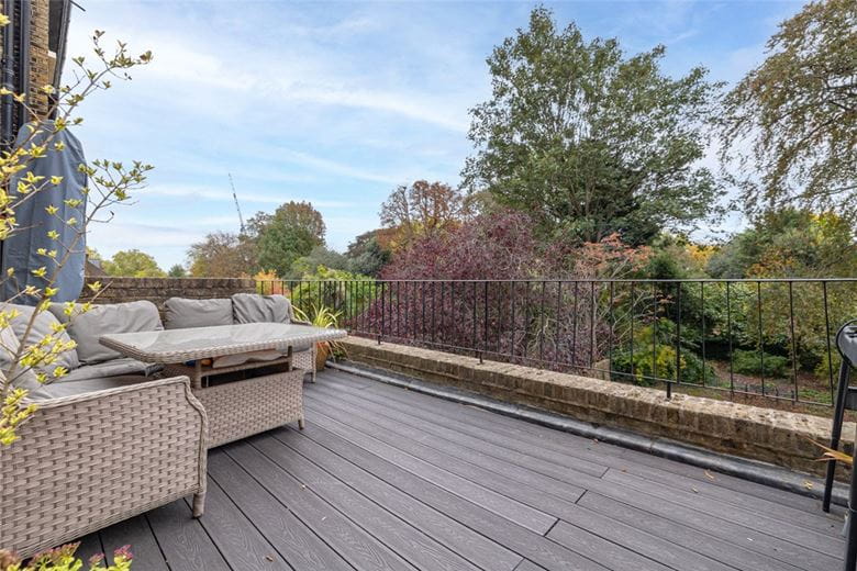 2 bedroom flat, North Side  Wandsworth Common, London SW18 - Sold STC