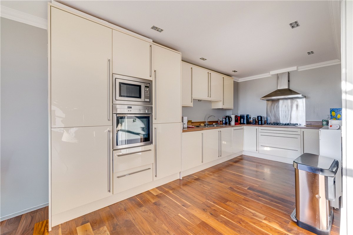 2 bedroom flat, Clapham Common North Side, London SW4 - Available