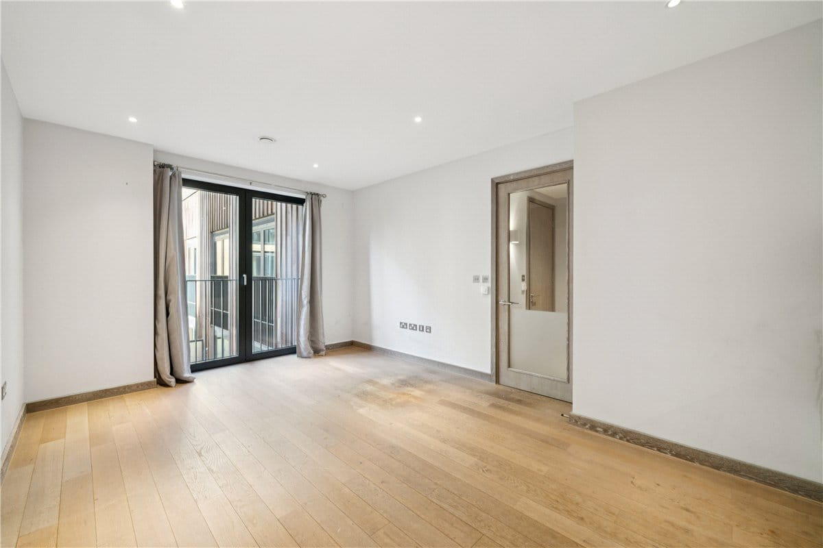 bedroom flat, Chivers Passage, London SW18 - Available