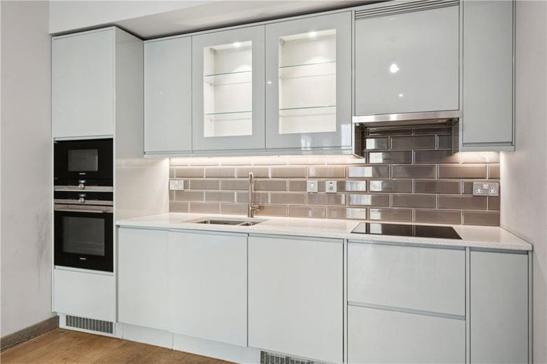  bedroom flat, Chivers Passage, London SW18 - Available