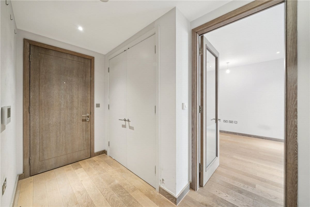  bedroom flat, Chivers Passage, London SW18 - Available