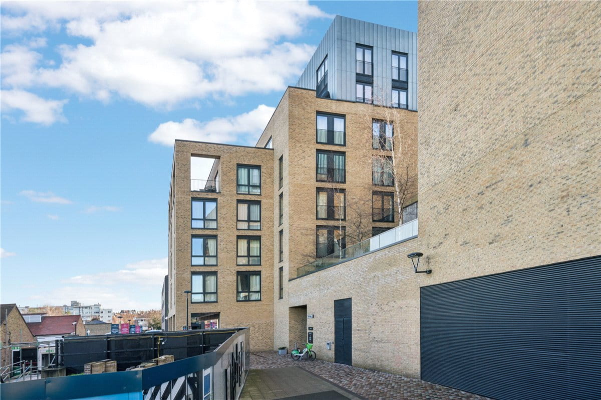  bedroom flat, Chivers Passage, London SW18 - Available