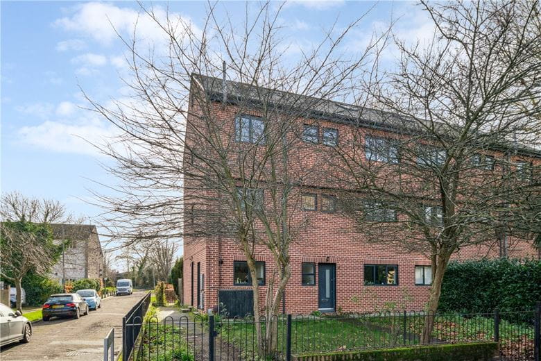 2 bedroom flat, Mayford Close, London SW12 - Available