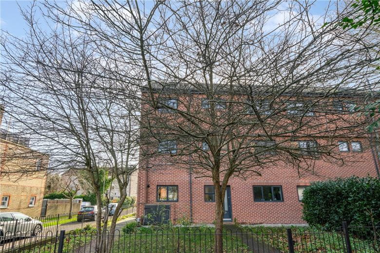 2 bedroom flat, Mayford Close, London SW12 - Available