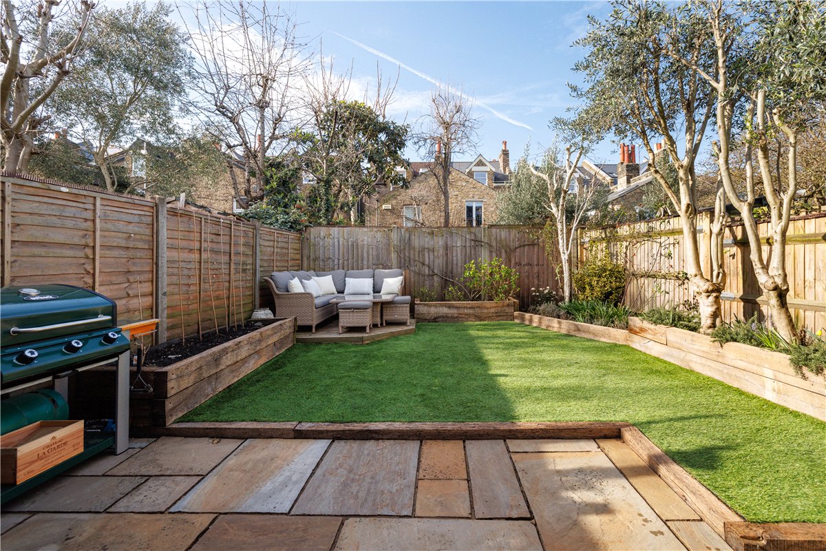 2 bedroom maisonette, Birdhurst Road, London SW18 - Available