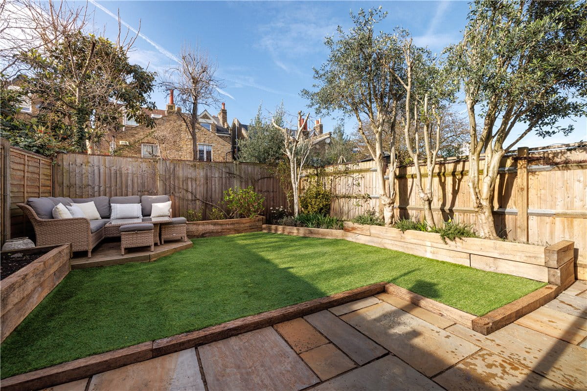 2 bedroom maisonette, Birdhurst Road, London SW18 - Available