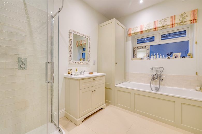 2 bedroom maisonette, Birdhurst Road, London SW18 - Available