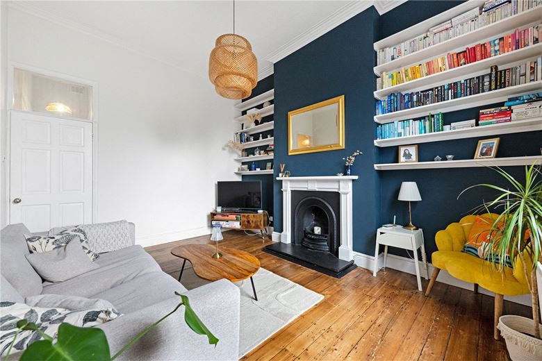 2 bedroom flat, East Hill, London SW18 - Available