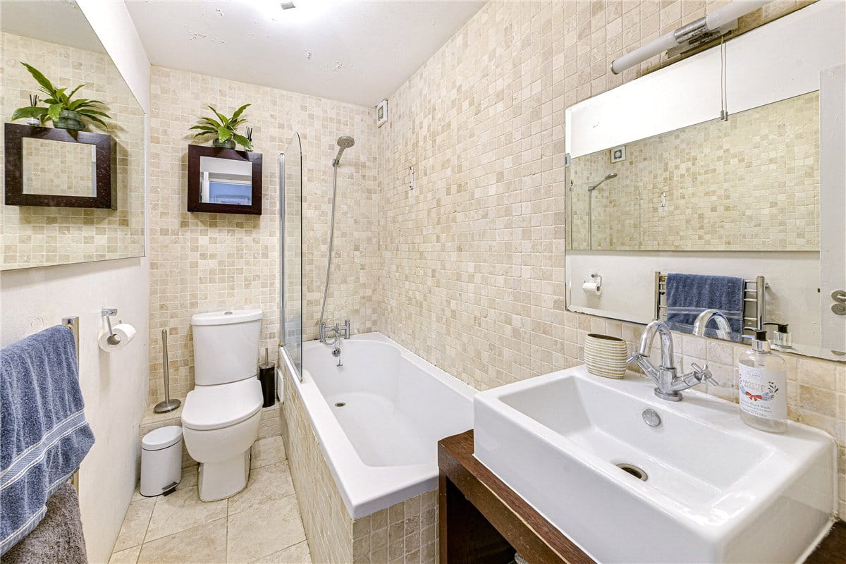 2 bedroom flat, Nightingale Lane, London SW12 - Available