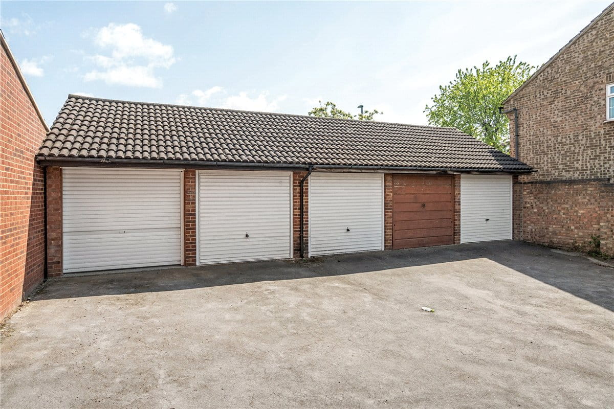 2 bedroom house, St. Benets Close, London SW17 - Available