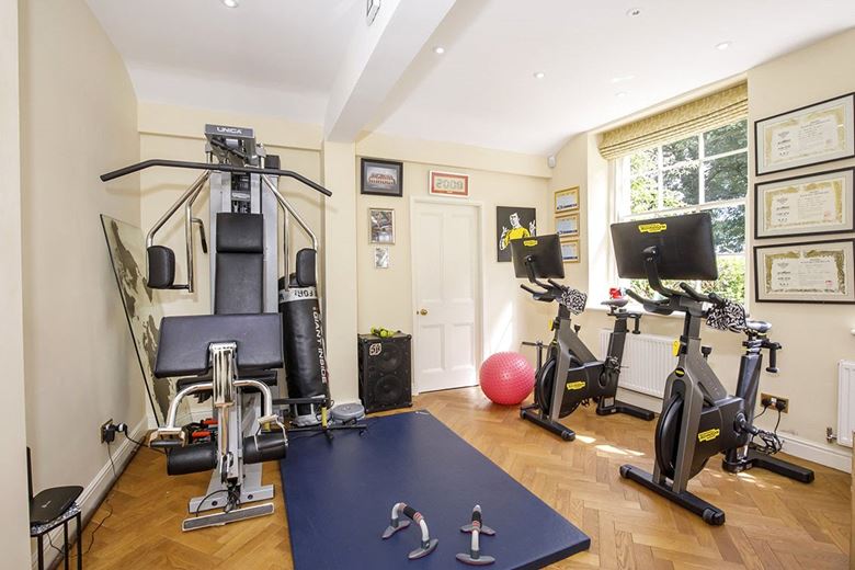 6 bedroom house, Royds Hall, Royds Hall Lane BD12 - Available