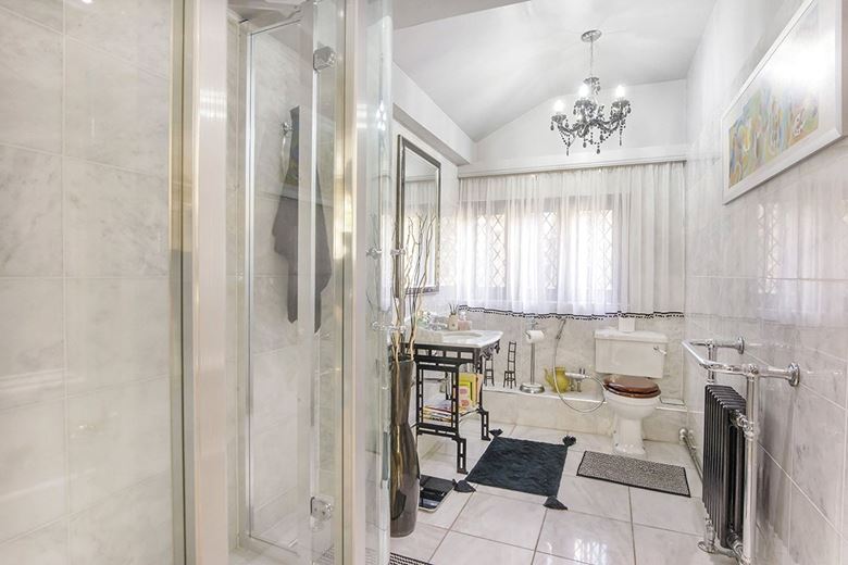 6 bedroom house, Royds Hall, Royds Hall Lane BD12 - Available